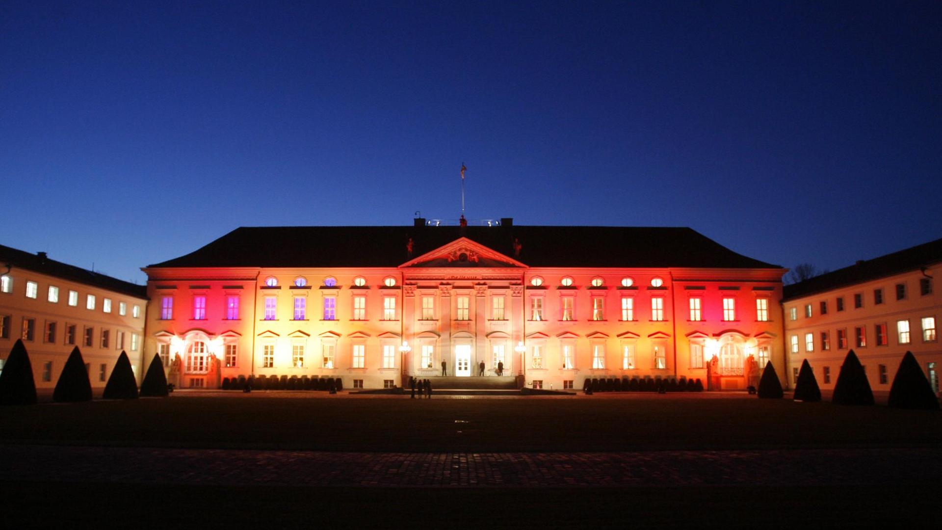 In bunten Farben erstrahlt am Mittwoch (22.03.2006) das Schloss Bellevue in Berlin w