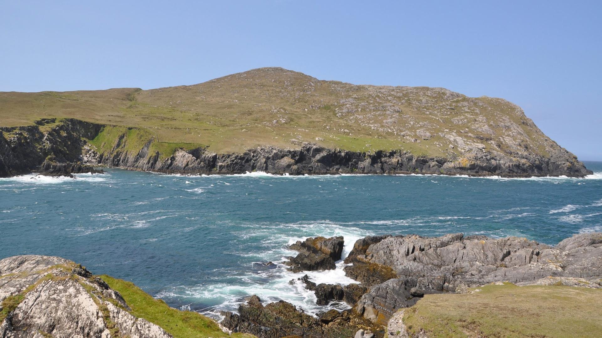 Blick auf die Felsen und das Meer auf der IInsel Dursey in Irland.