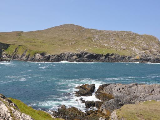 Blick auf die Felsen und das Meer auf der IInsel Dursey in Irland.