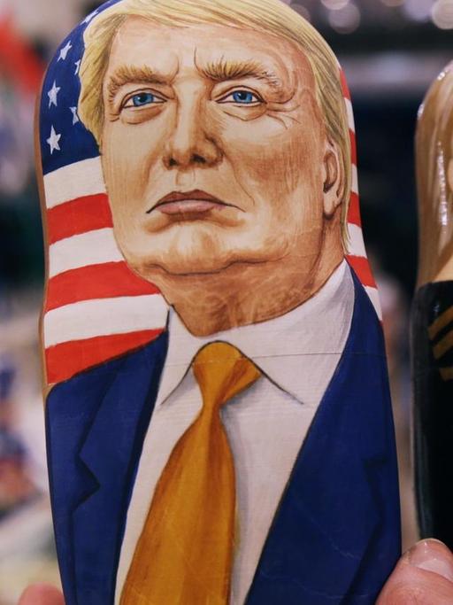 Zwei russische Matrjoschka-Puppen in einem Moskauer Souvenir-Laden sind mit den Gesichtern von Donald Trump und Wladimir Putin bemalt.