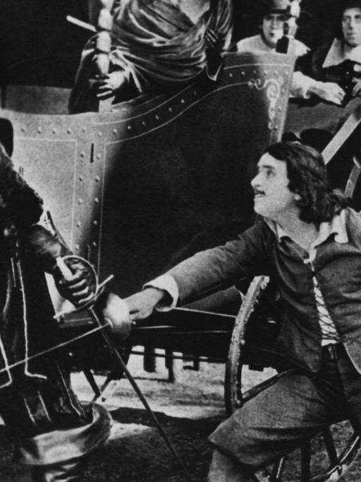 Der Hollywoodschauspieler als mutiger Degenfechter in einer Szene des Stummfilms "Die drei Musketiere"; undatierte Aufnahme