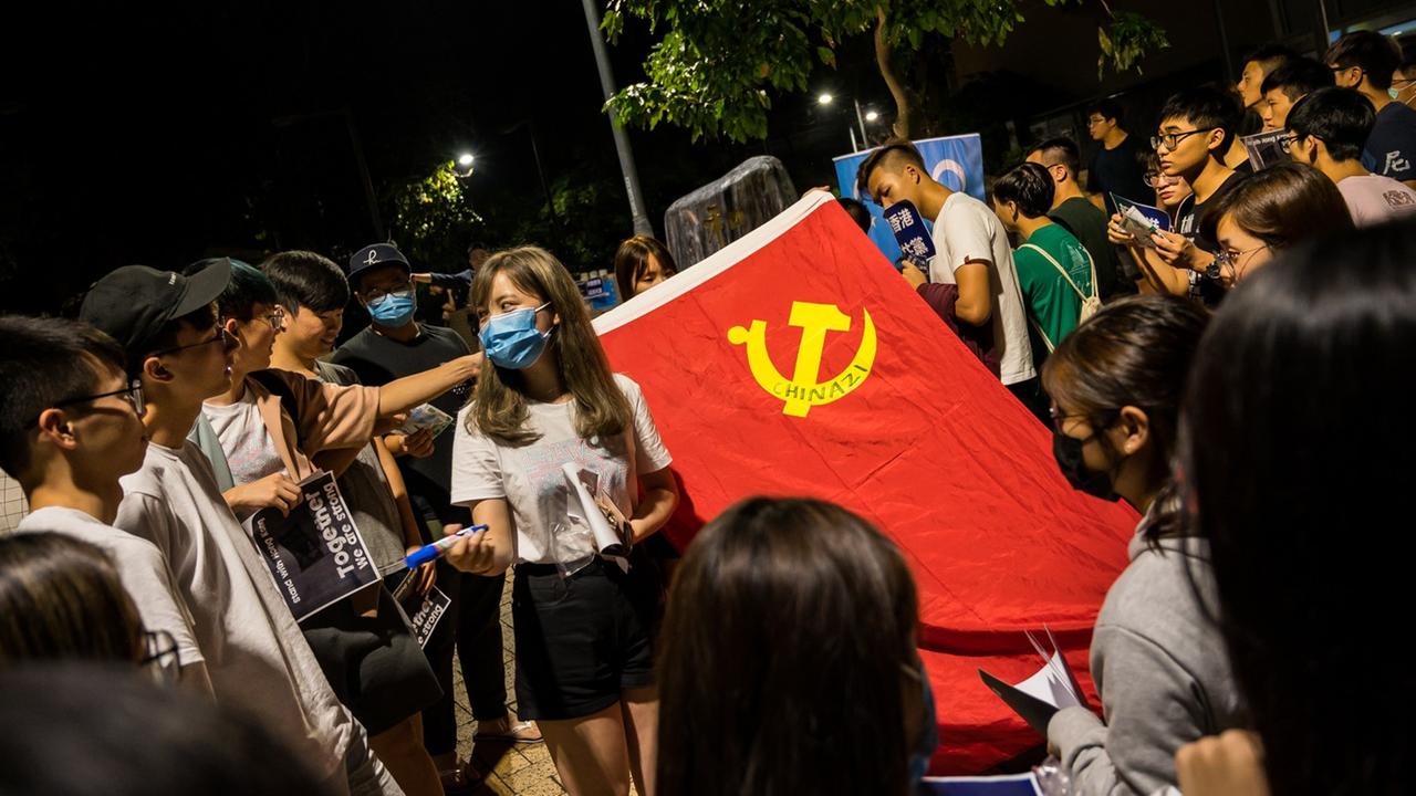 Studenten auf einer Demonstration in Hongkong am 25. September 2019: Sie schreiben auf eine Flagge, um zwei uigurische Professoren zu unterstützen, die im Gefängnis sitzen.