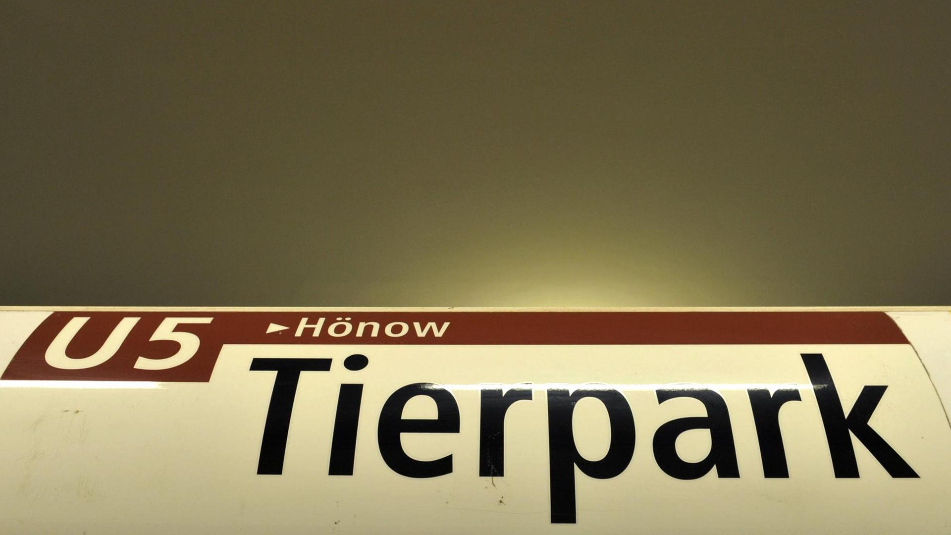 Ein Schild der Berliner U-Bahnstation Tierpark