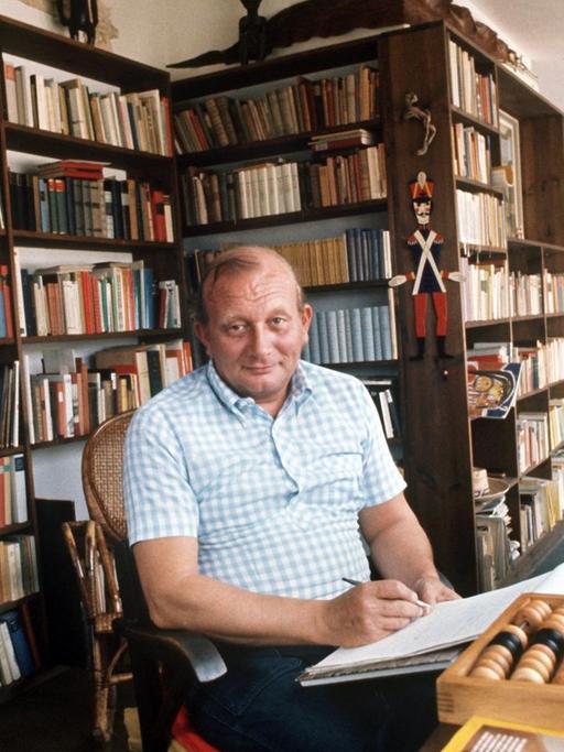 Der Kinder- und Jugendbuchautor James Krüss. Krüss wurde am 31. Mai 1926 auf Helgoland geboren und starb am 2.8.1997 auf Gran Canaria. Zu seinen populärsten Büchern gehören "Timm Thaler" und "Mein Urgroßvater und ich", wofür er 1960 den Deutschen Jugendbuchpreis erhielt.