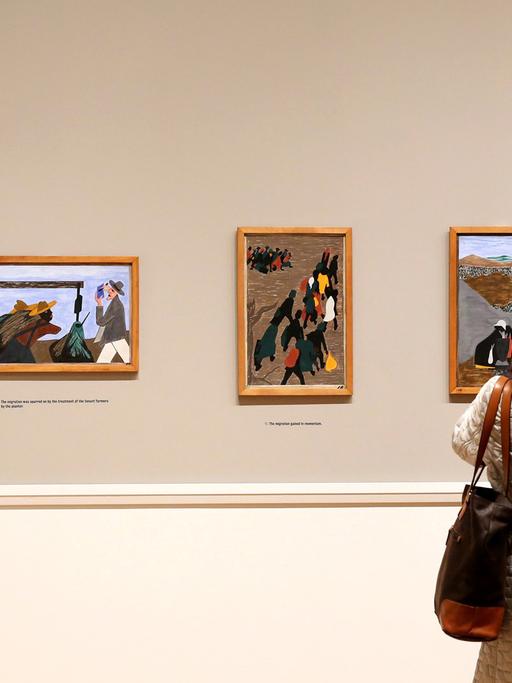 Eine Ausstellungsbesucherin vor Bildern aus Jacob Lawrence's Migration-Serie im Museum of Modern Art (MoMA) in New York im März 2015.