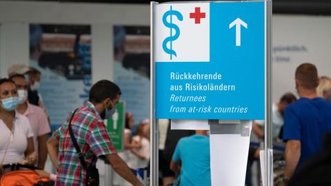 Menschen warten am Frankfurter Flughafen auf einen kostenlosen Corona-Test für Rückkehrer aus Risikoländern.