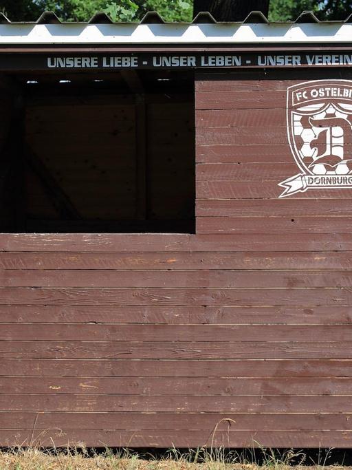 Eine Hütte des Fußballvereins FC Ostelbien Dornburg, aufgenommen am 05.08.2015 auf dem Sportplatz in Dornburg (Sachsen-Anhalt). Viele Spieler des Fußball-Kreisligisten FC Ostelbien Dornburg werden der rechtsextremen Szene zugeordnet.