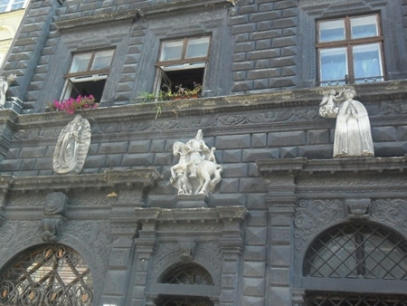 Drei Skulpturen von Maria Magdalena, dem Heiligen Martin und Stanis³aw Kostka an der Fassade am Bürgerhaus mit der Nummer 4 in Lemberg