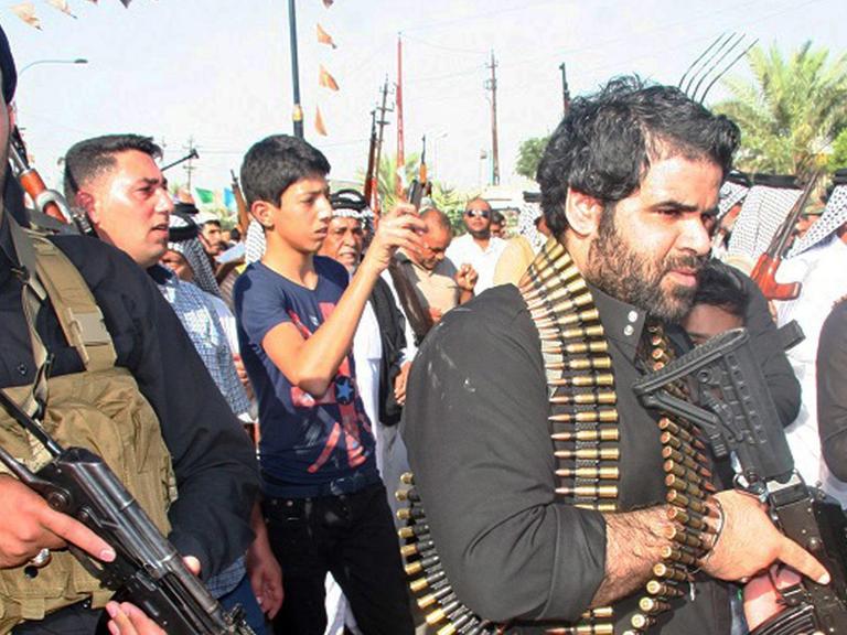 Bewaffnete Schiiten in Bagdad