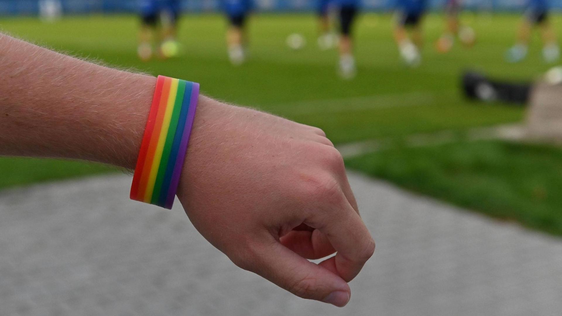 Das Foto zeigt einen Arm mit einem Regenbogen-Bändchen. Der SV Darmstadt 98 trainiert im August 2019 mit diesen Bändchen, weil Christopher Street Day ist.