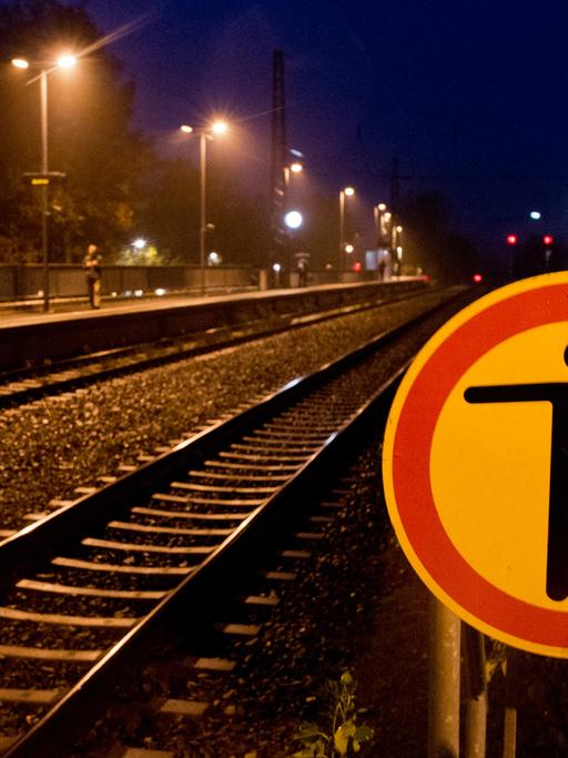 Ein Schild hängt am 06.11.2014 in der Morgendämmerung am Bahnhof von Sehnde in der Region Hannover (Niedersachsen).