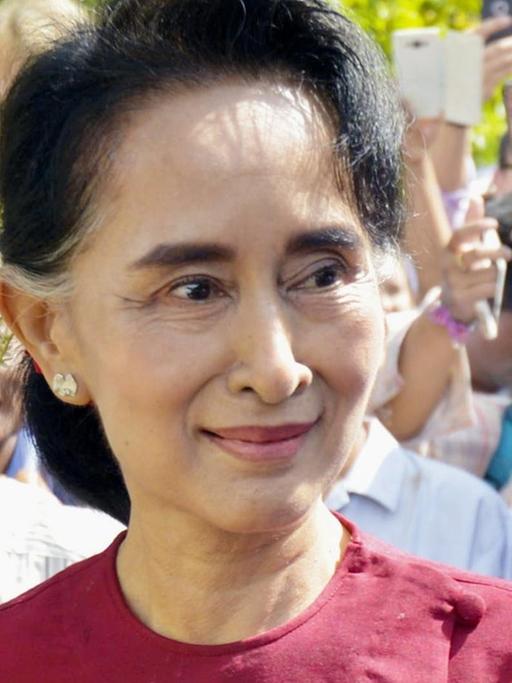 Die Friedensnobelpreisträgerin Aung San Suu Kyi besucht während der Parlamentswahl eines der Wahllokale in Rangun.