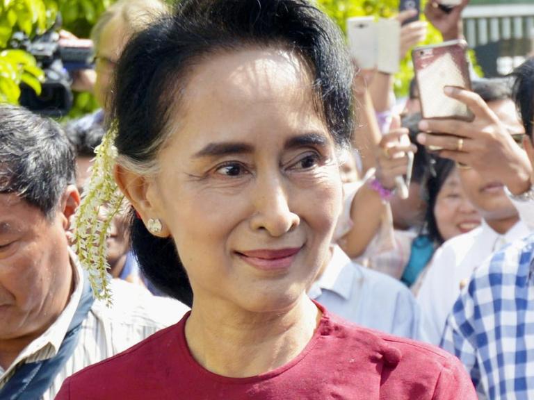 Die Friedensnobelpreisträgerin Aung San Suu Kyi besucht während der Parlamentswahl eines der Wahllokale in Rangun.