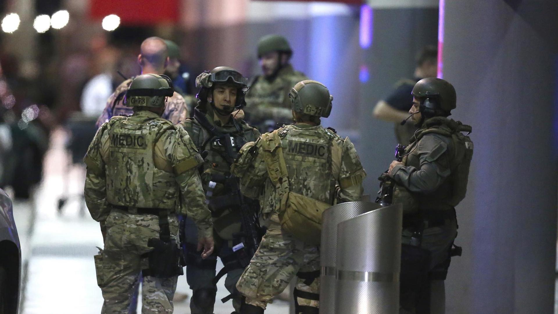Polizisten nach einer Schießerei auf dem Flughafen von Fort Lauderdale im US-Bundesstaat Florida. Polizisten nach einer Schießerei auf dem Flughafen von Fort Lauderdale im US-Bundesstaat Florida.