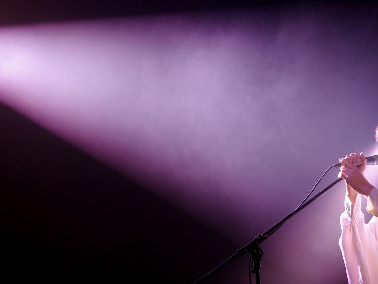 Sängerin Lou Rhodes bei einem Konzert ihres Duos Lamb in Warschau.