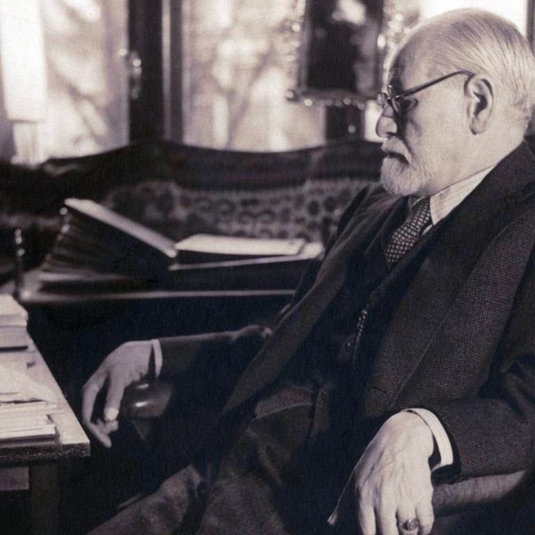 Sigmund Freud seated in his study contemplating a carved figurine possibly Javanese on his desk in 1937 photography by Princess Marie Bonaparte. Courtesy Everett Collection PUBLICATIONxINxGERxSUIxAUTxONLY Copyright: xCourtesyxEverettxCollectionx HISL006 EC196