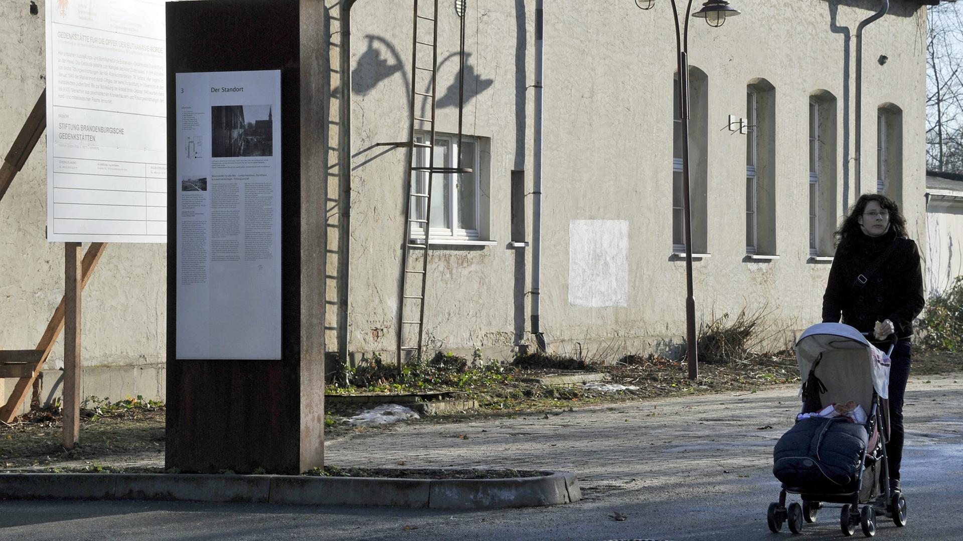 Eine Frau geht in Brandenburg an der Havel am früheren Werkstattgebäude des "Alten Zuchthauses" vorbei. Im Januar 1940 fanden hier die ersten Tötungen mit Giftgas statt. Heute ist dort die Gedenkstätte für die Opfer der Euthanasie-Morde untergebracht.