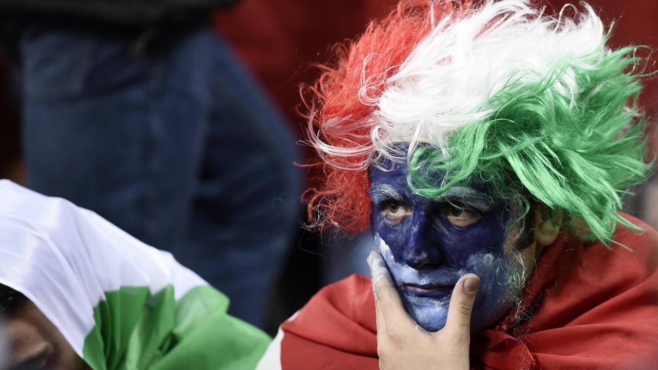 Italien nimmt erstmals nach 60 Jahren nicht an einer Fußball-WM teil - die Mannschaft ist im Mailänder Stadion im Qualifikationsspiel gegen Schweden gescheitert