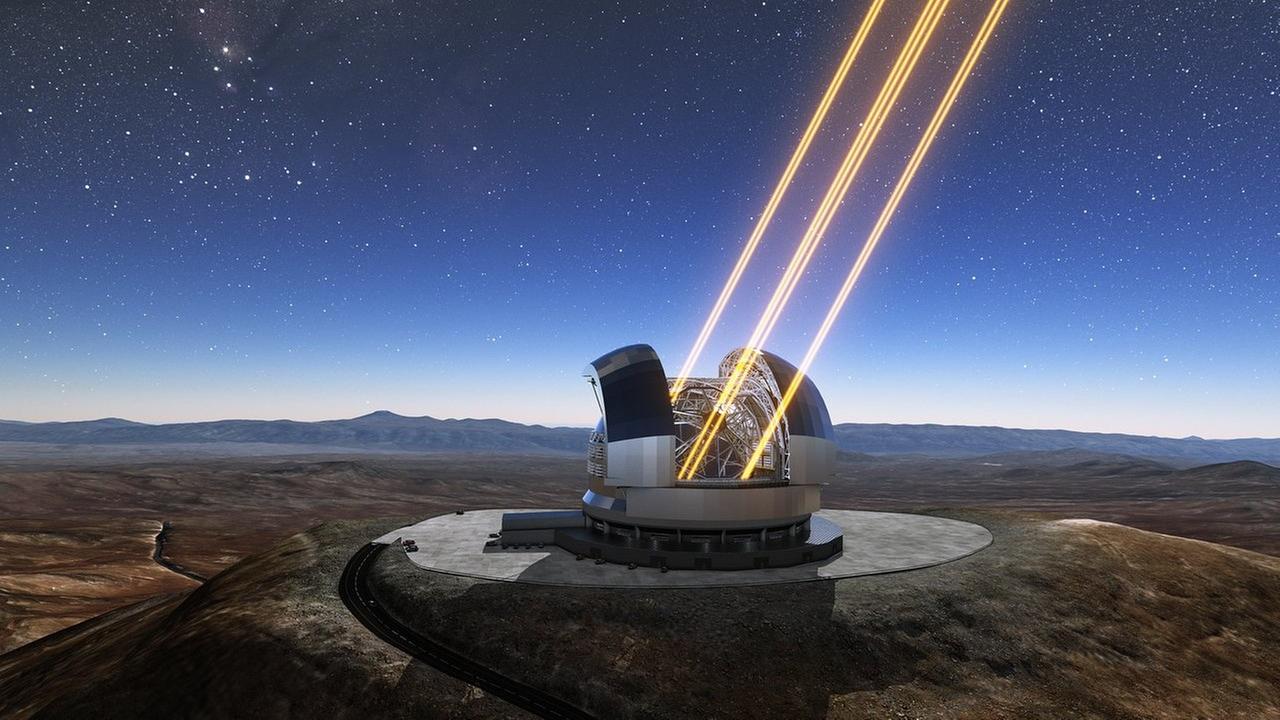 Das Extrem Große Teleskop der ESO bei Beobachtung mit Laser-Leitsternen (künstlerische Darstellung)