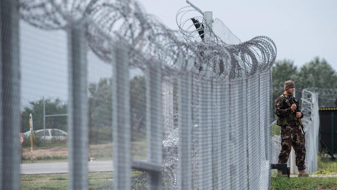 Ungarische Soldaten patrouillieren in der Grenze zu Serbien.