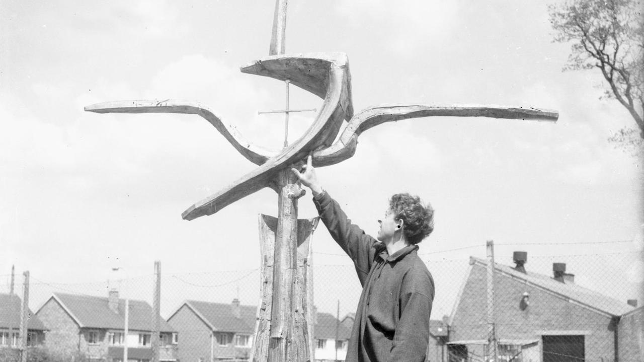 Finale Inspektion der Nagelkreuzskulptur von Geoffrey Clarke vor ihrer Installation.