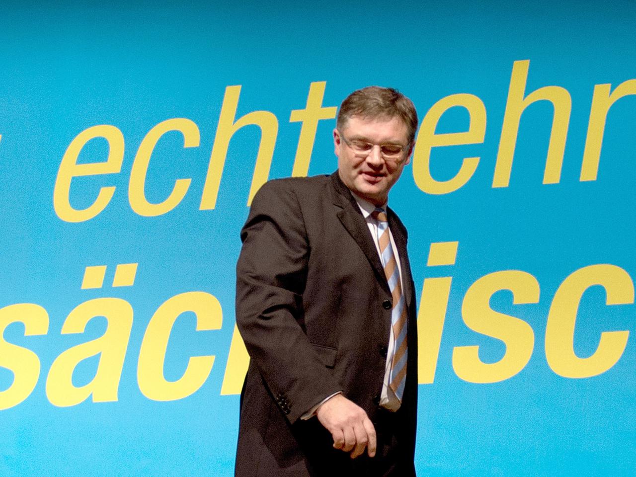 Der alte und neue Vorsitzende der sächsischen FDP, Holger Zastrow, geht am 01.02.2014 auf dem FDP-Landesparteitag in Löbau (Sachsen) über die Bühne. Der 45-Jährigen wurde mit rund 90 Prozent zum dritten Mal zum Vorsitzenden seiner Partei gewählt.
