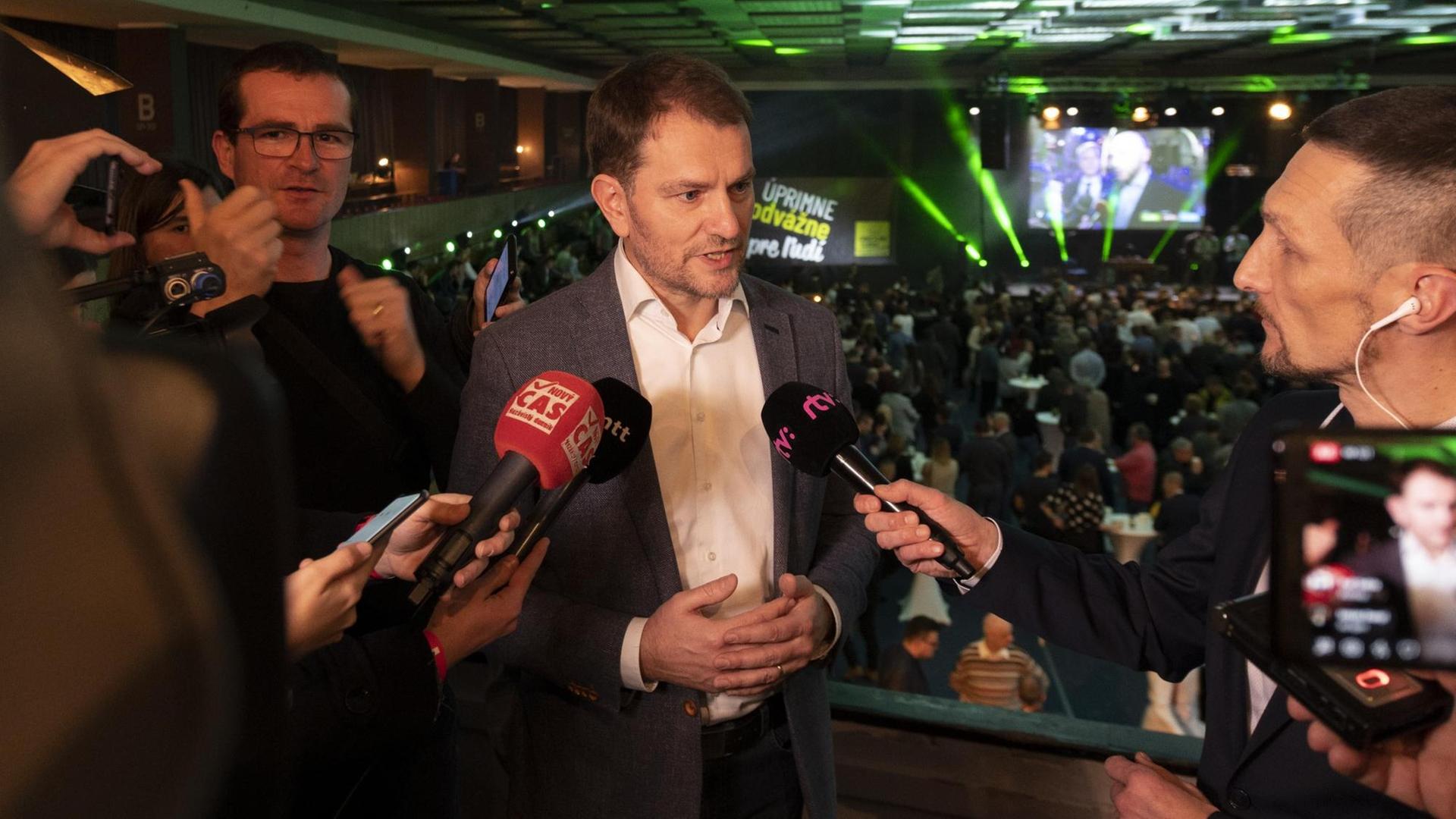 Igor Matovic spricht am Wahlabend mit Journalisten.