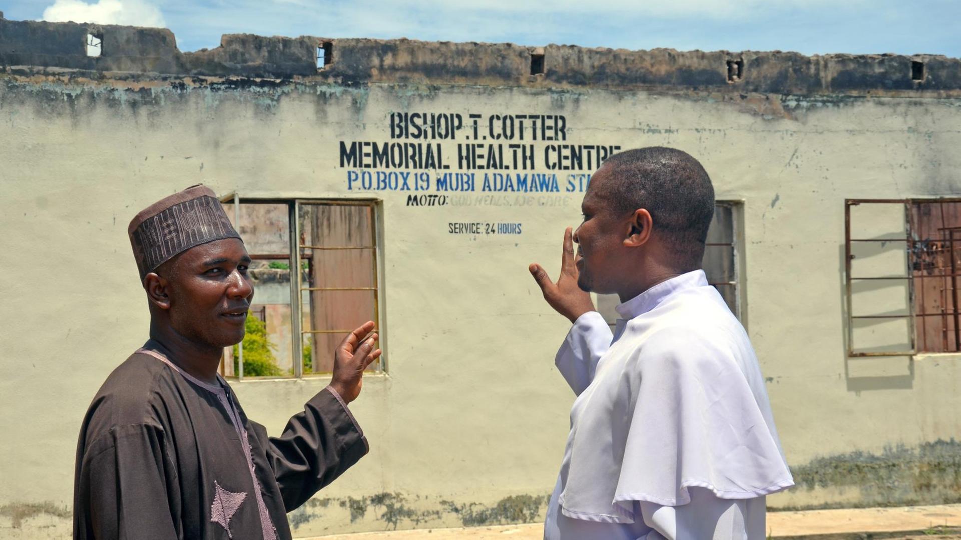 Yusuf Yaro (links), Vorsitzender des muslimischen Rates und Priester Alexander Miskita William (rechts) setzen sich für ein friedliches Zusammenleben in ihrer Heimatstadt Mubi ein.