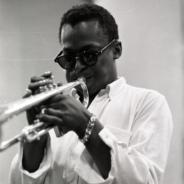 Szene aus der Doku „Miles Davis: Birth of the Cool“: Der Künstler bläst auf der Bühne die Trompete 