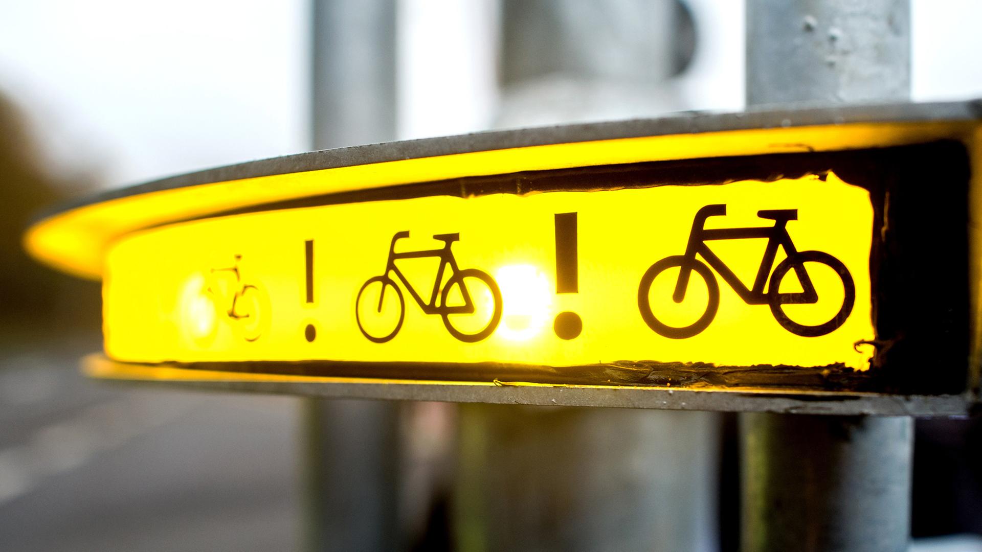 Niedersachsen, Garbsen: Das neue Warnsystem "Bike-Flash" hängt an einem Mast in einem Gewerbegebiet an einer Kreuzung.