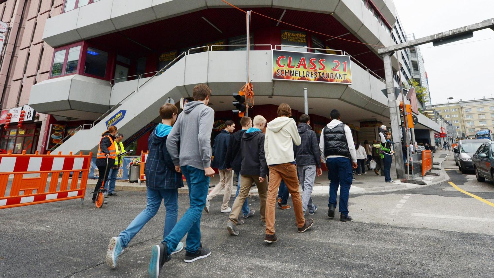 Schüler auf dem Weg in ein Geschäfts- und Bürohaus.