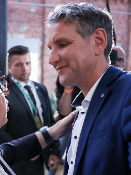 Björn Höcke, Fraktionsvorsitzender der AfD im Thüringer Landtag, gratuliert Oliver Kirchner, Spitzenkandidat der Partei in Sachsen-Anhalt, nach der dortigen Landtagswahl auf einer Wahlparty.