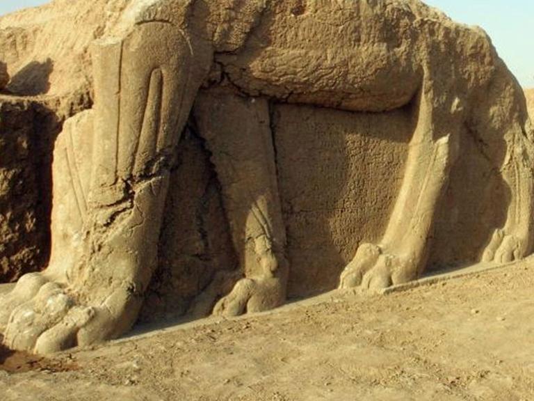 Der Rumpf einer Lamassu-Statue aus Nimrud