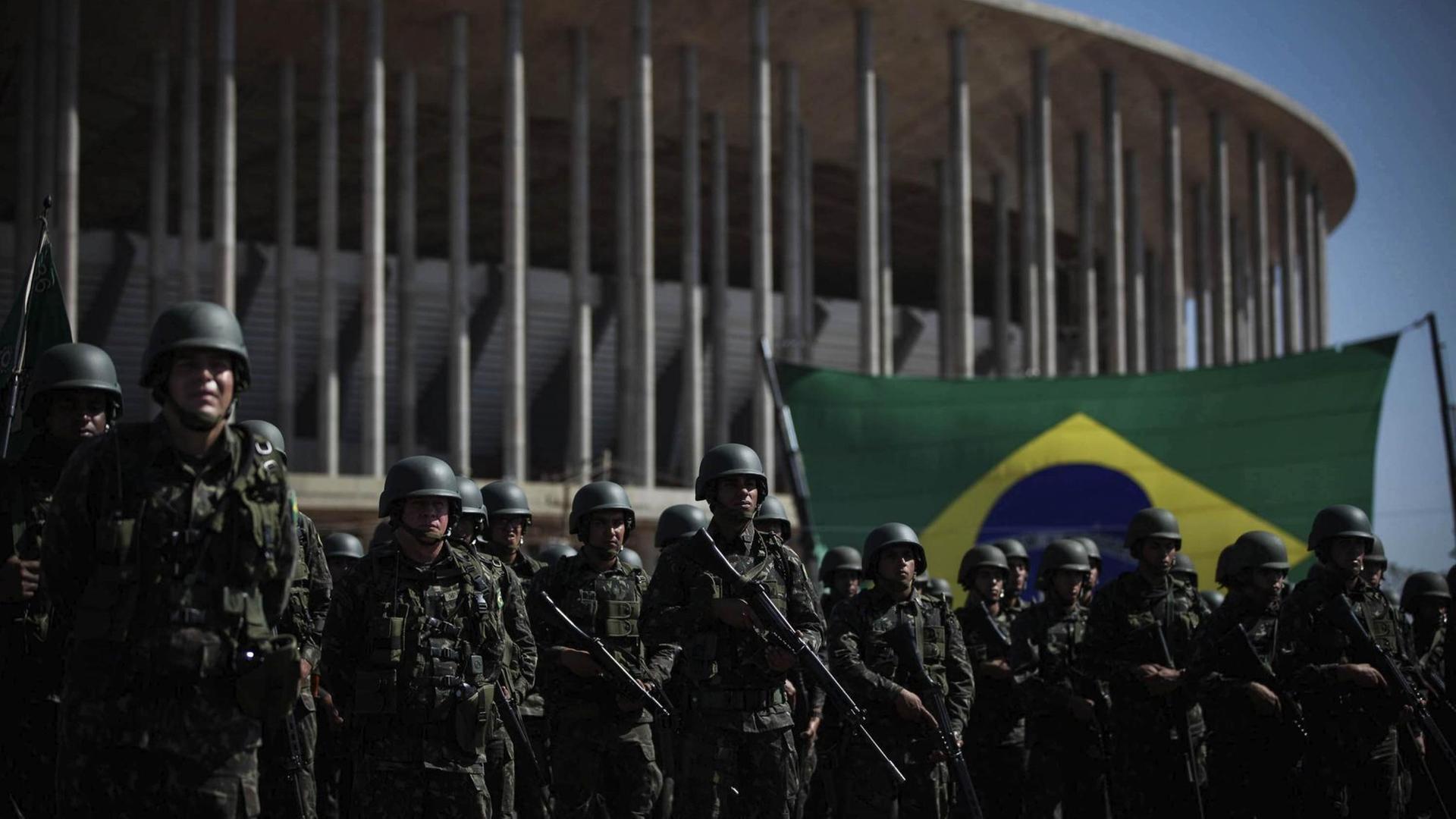 Das brasilianische Militär zeigt auf einer Sicherheitsparade vor Olympia 2016 seine Macht.