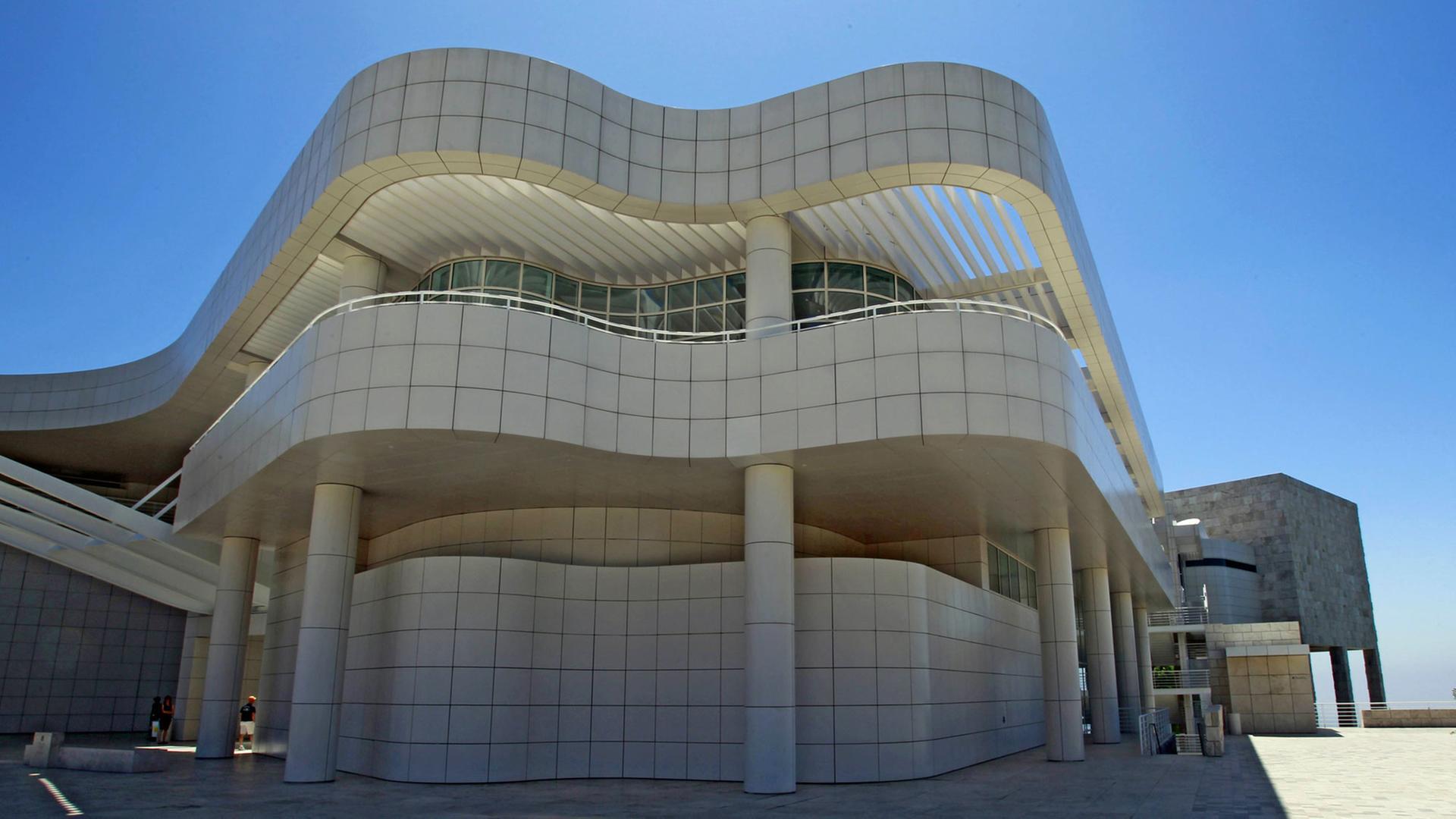 Das Getty Center in Los Angeles, Kalifornien: Neben dem Kunstmuseum befinden sich hier der Sitz des J. Paul Getty Trusts, das Getty Research Institute und das Getty Conservation Institute. Erbaut wurde es nach einem Entwurf des Architekten Richard Meier in den Jahren 1991-1997.