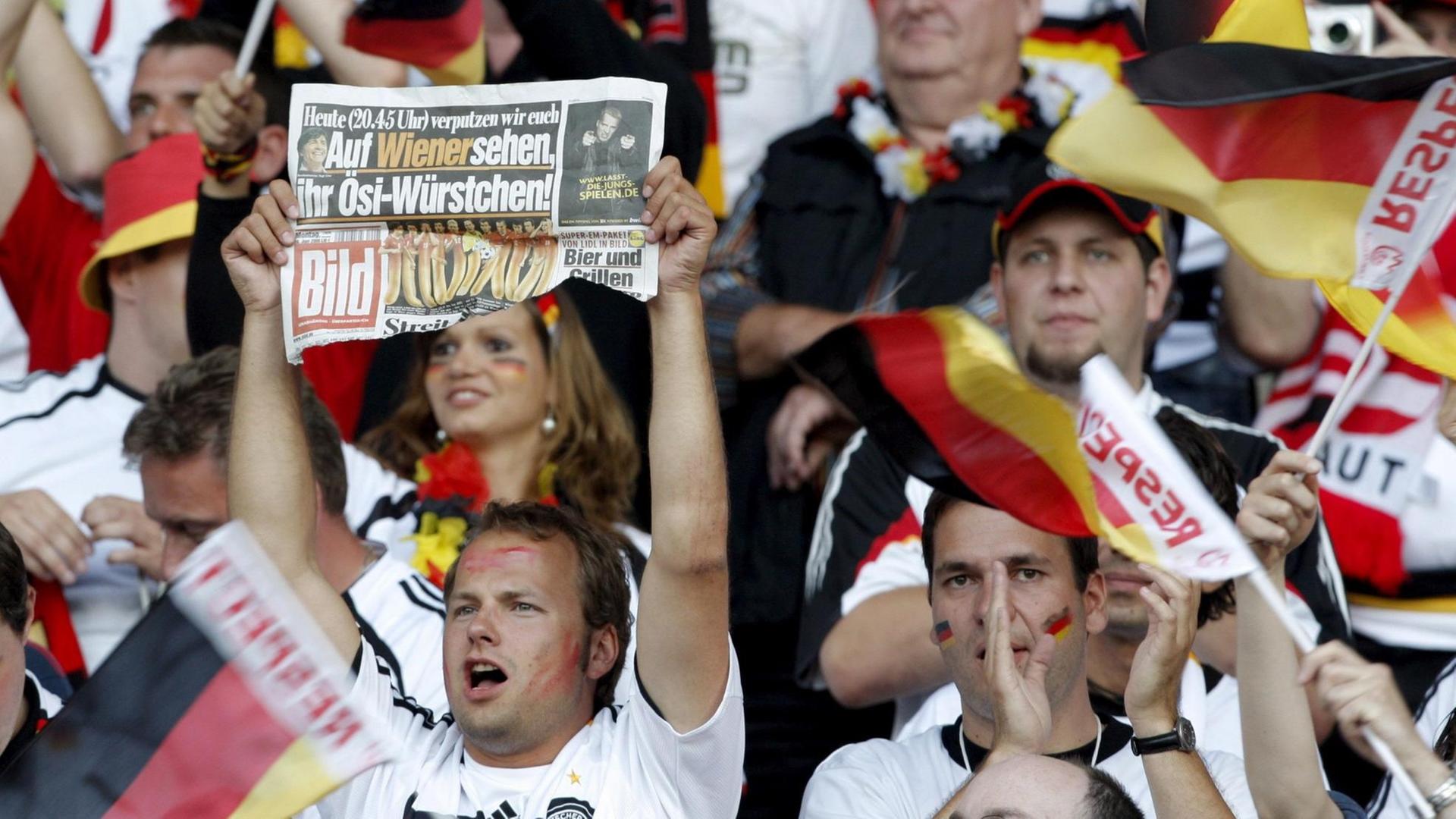 Ein Fan der Deutschen Nationalmannschaft hält die "Bild"-Zeitung vor Beginn des EM-Spiels 2008 Deutschland gegen Österreich im Ernst Happel Stadion in Wien hoch.