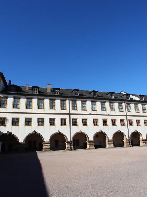 Das barocke Schloss Friedenstein in Gotha vor blauem Himmel.