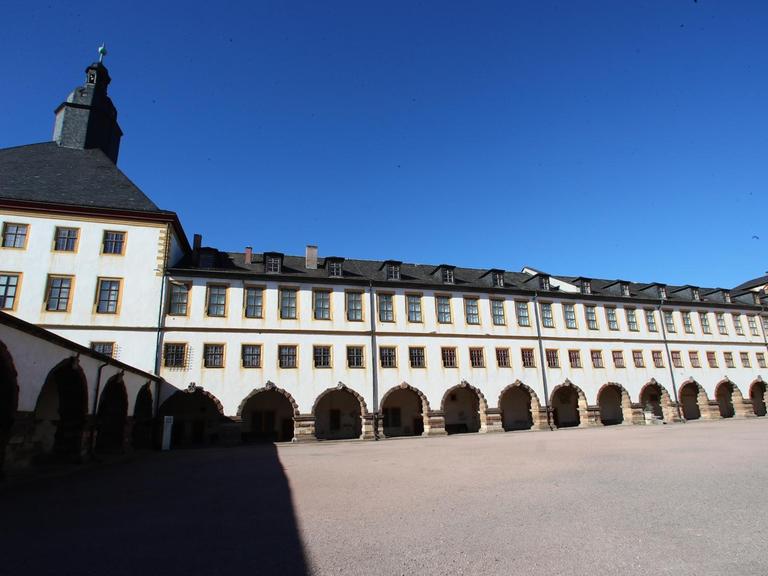 Das barocke Schloss Friedenstein in Gotha vor blauem Himmel.