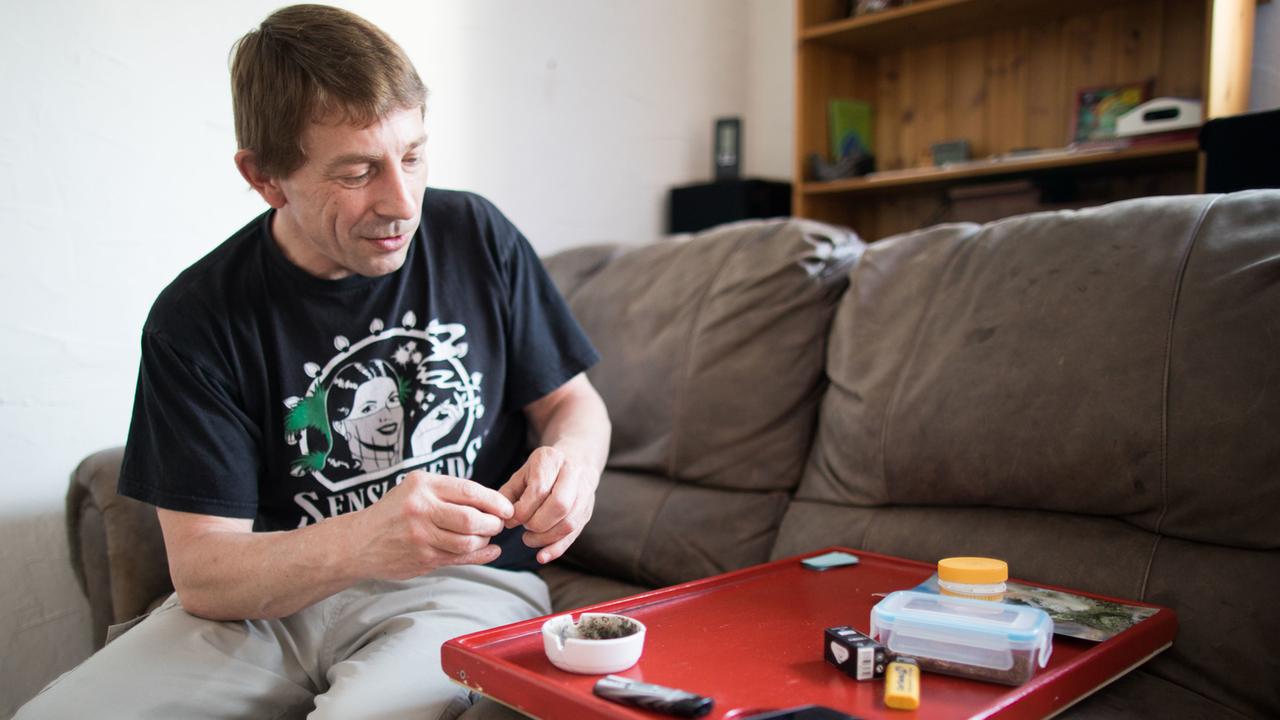 Frank-Josef Ackerman konsumiert Cannabis, um seine Schmerzen zu lindern.