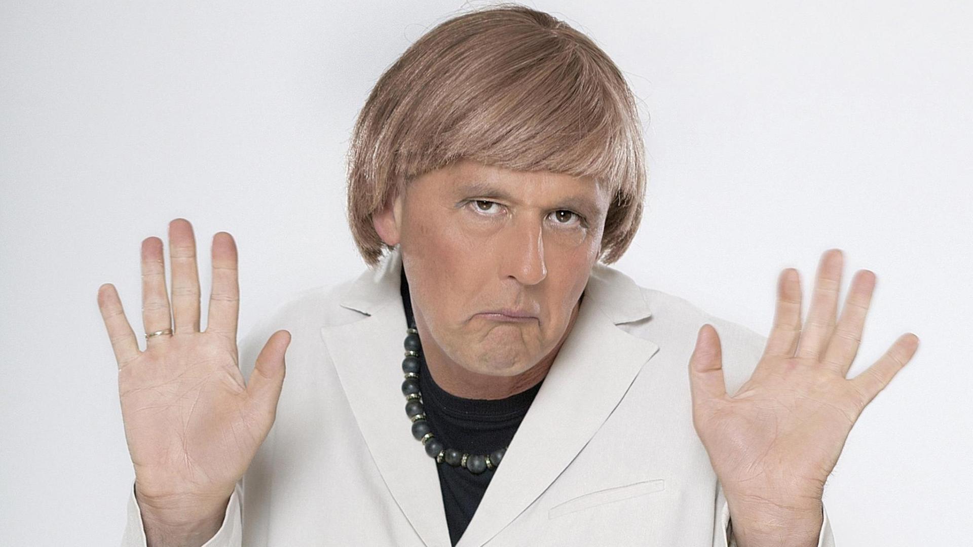 Der Kabarettist Reiner Kröhnert als "Angie" (verkleidet als Angela Merkel).