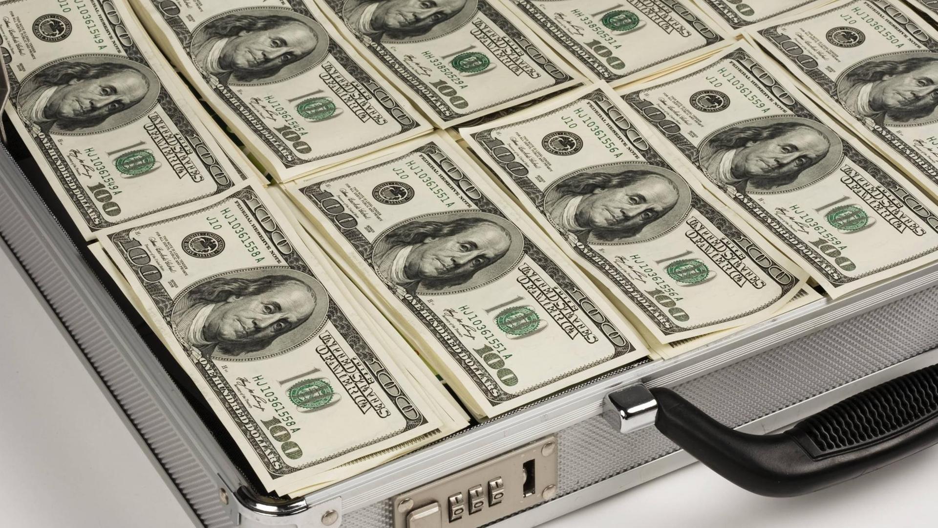Koffer mit 100 US Dollar Scheinen, Symbolbild Geldwäsche.