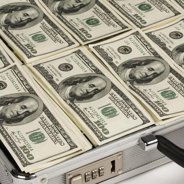 Koffer mit 100 US Dollar Scheinen, Symbolbild Geldwäsche.