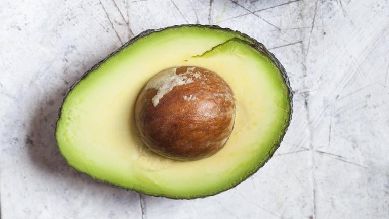 Aufgeschnittene Avocados auf einem Schneidebrett
