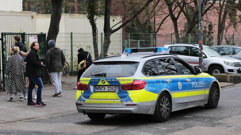 Eine Polizeistreife fährt in Köln vor dem Humboldt-Gymnasium entlang. An Auseinandersetzungen von Abiturienten während der Mottowoche vor den Abi-Prüfungen am Humboldt-Gymnasium sollen laut Polizei rund 200 Schüler beteiligt gewesen sein.