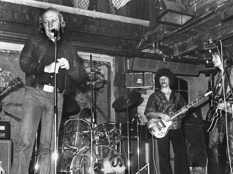 Die "Puhdys" während ihres Auftritts in der Hamburger "Fabrik". Am 10. November 1976 trat zum ersten Mal eine Rockband aus der DDR in einem westdeutschen "Rockschuppen" auf. Die "Puhdys" singen in deutscher Sprache und sind die absolute Top-Gruppe der DDR.