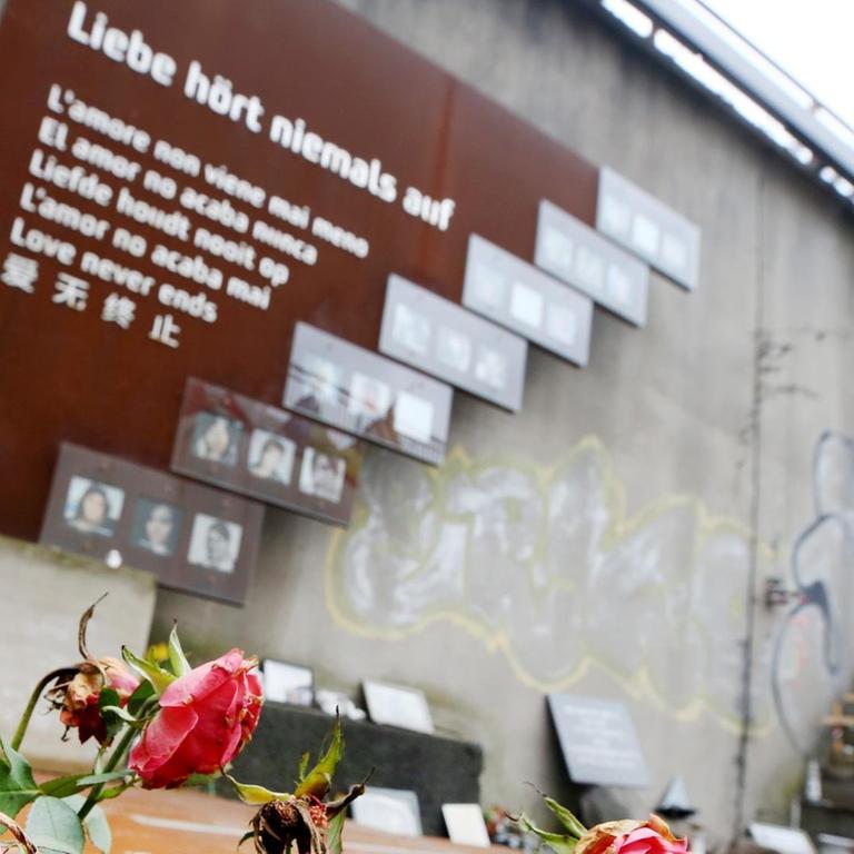 Rosen verwelken an der Loveparade Gedenkstätte in Duisburg