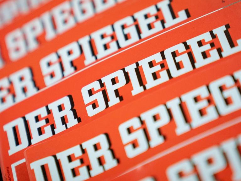 Das Bild zeigt viele Ausgaben des Magazins "Der Spiegel".