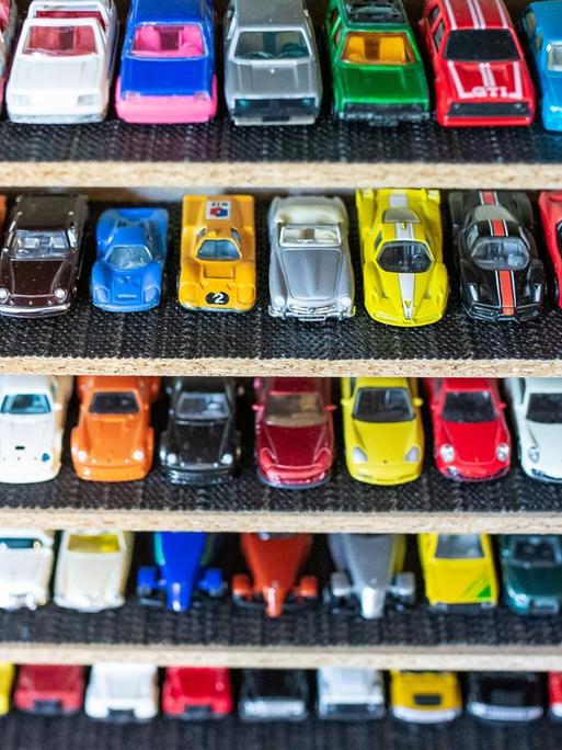 Mehrere Regalreihen voller bunter Spielzeugautos.