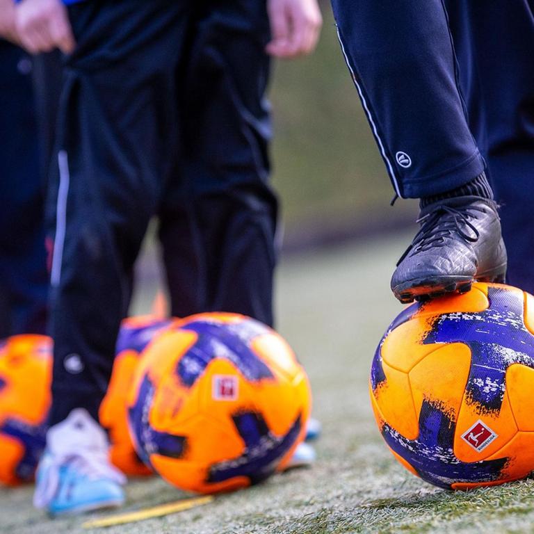 Sandbach, Odenwald am 17.März 2021 zum Thema: Fussball, Kinder und Jugend trainiert wieder in der Pandemie. Wie lange? v.l., Symbolbild: Kinder beim Fußballtraining, Ballführung