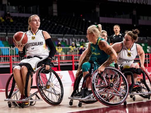 Die deutschen Rollstuhlbasketballerinnen mit Mareike Miller (am Ball) im paralympischen Spiel gegen Australien Ende August.